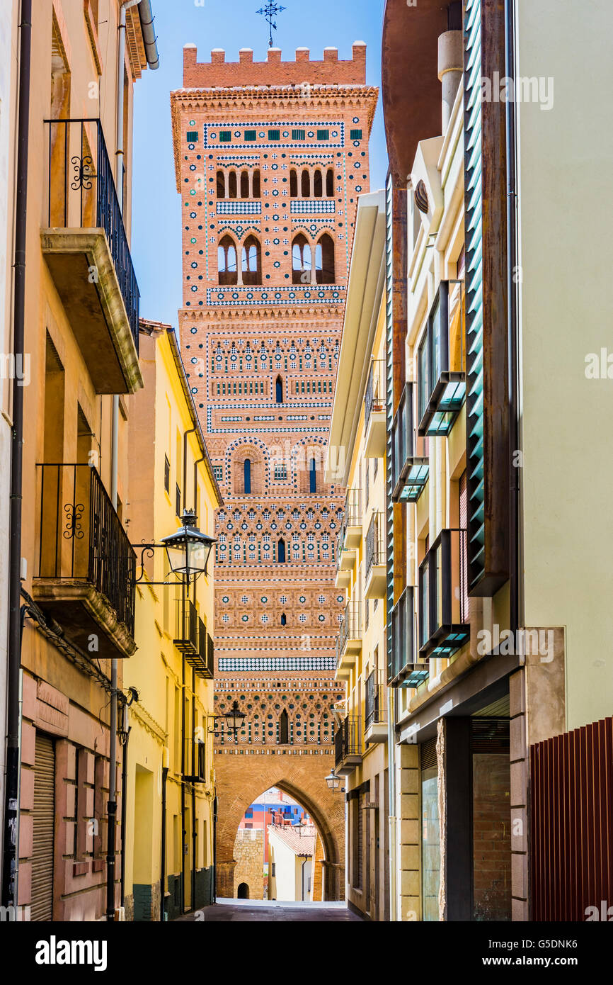 La torre de San Martín es un edificio de estilo mudéjar aragonés, catalogado en 1986 como Patrimonio de la Humanidad. Teruel, Aragón, España Foto de stock