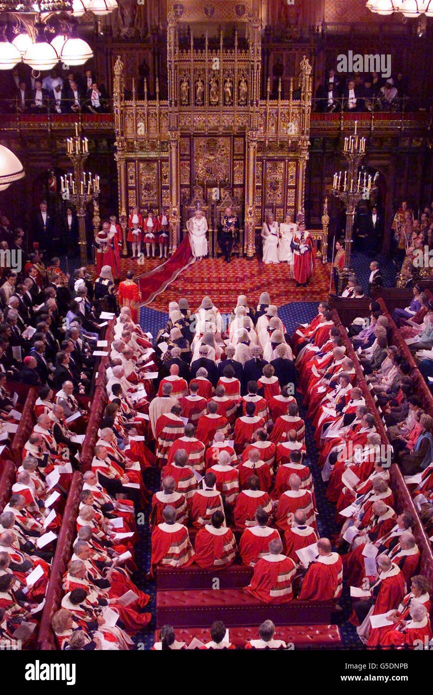 La Reina Isabel II lee desde su discurso desde el trono hasta la Asamblea de Lores en Londres. Esta es la primera sesión del parlamento desde las elecciones generales que han devuelto al primer Ministro Tony Blair para un segundo mandato. Foto de stock