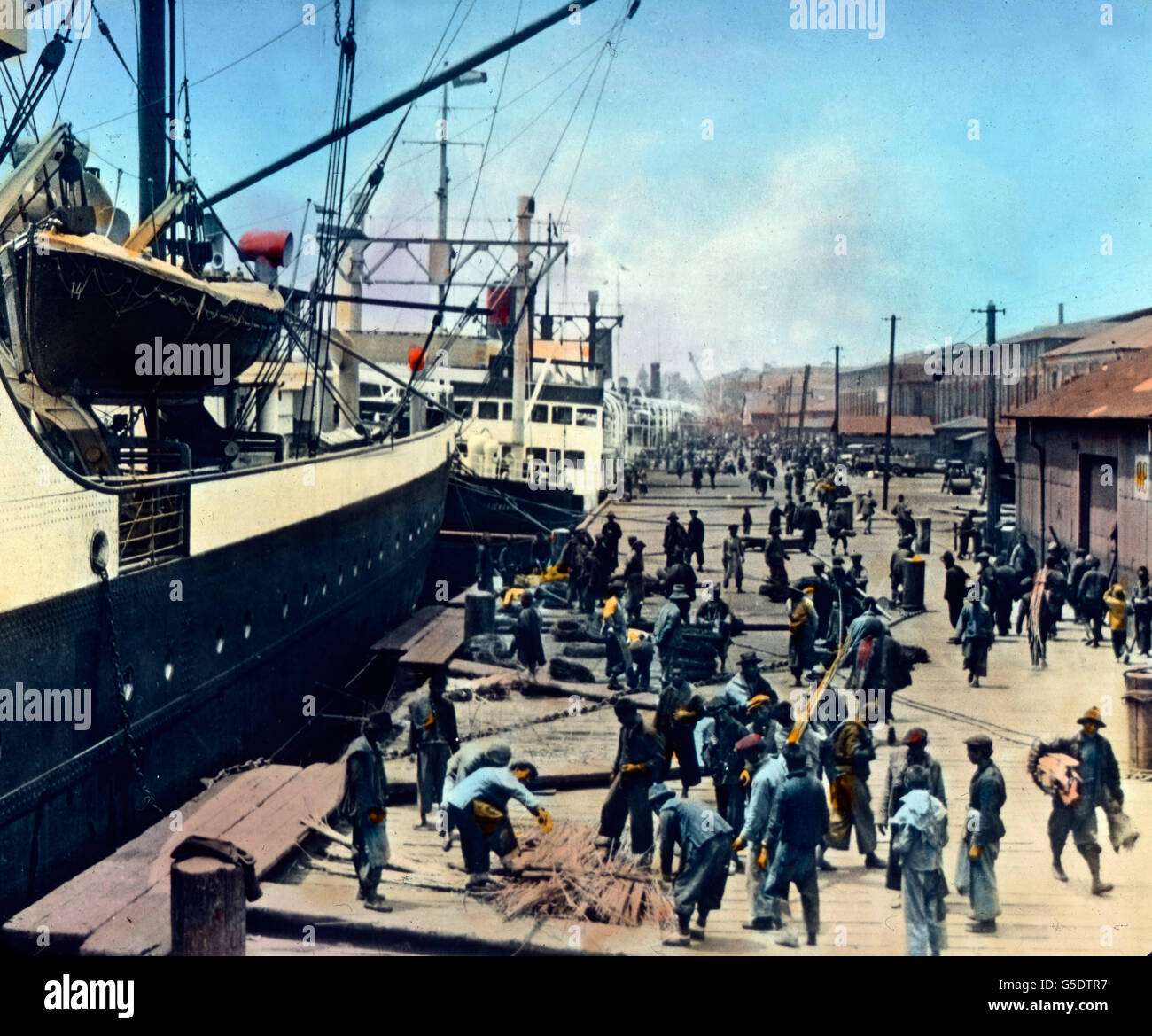 Rege Betriebsamkeit herrscht im Hafen von Yokohama, wenn die Schiffe aus Übersee anlanden. Asia, Japón, Asiática, viajes, 1910s, 1920s, 20th century, archive, Carl Simon, historia, histórico, Yokohama, el puerto, el puerto, la gente, el trabajo, el barco, el barco de vapor, el vaporizador, el flete, la llegada, dock, trabajador, trabajadores, portaobjetos de vidrio coloreado a mano Foto de stock