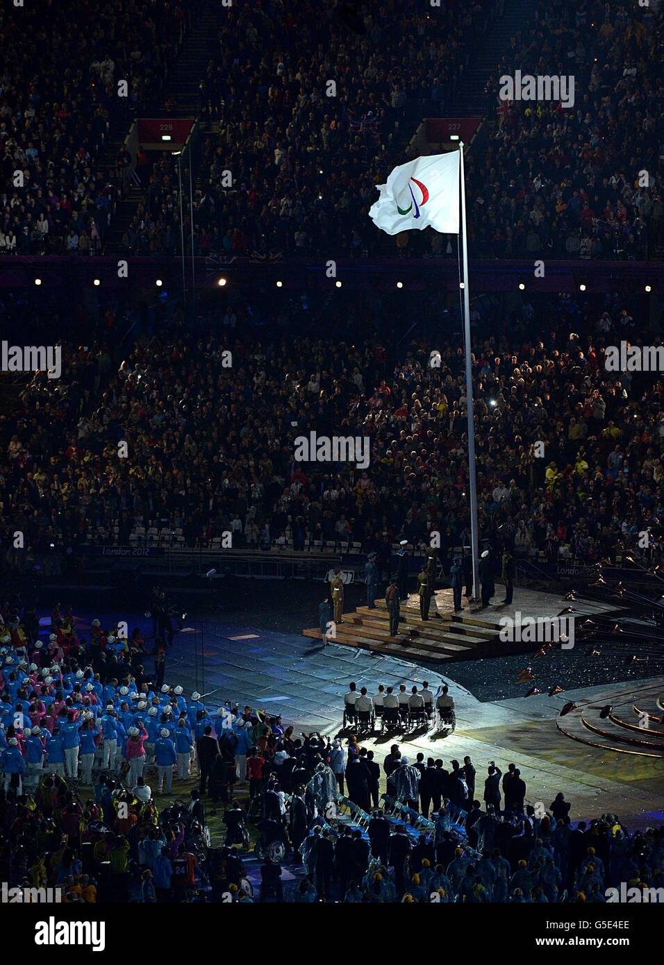 La bandera Paralímpica se levanta durante la ceremonia de apertura de