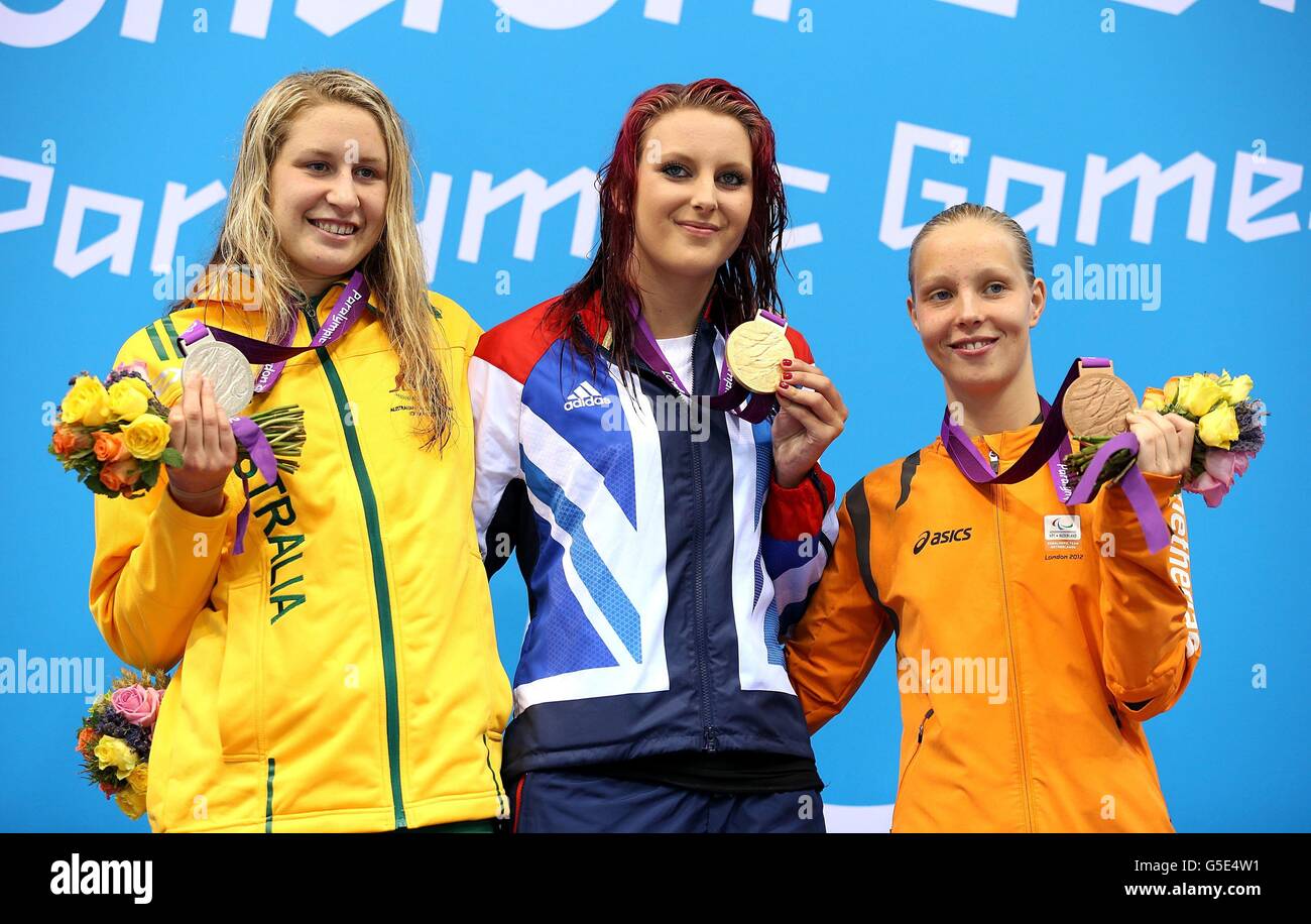 Jessica-Jane Applegate (centro) de Gran Bretaña en el podio con su medalla de oro junto a la australiana Taylor Corry (izquierda) con su plata y la holandesa Marlou van der Kulk con su bronce después en la final femenina 100m Butterfly - S12 en el Aquatics Center, Londres. Foto de stock