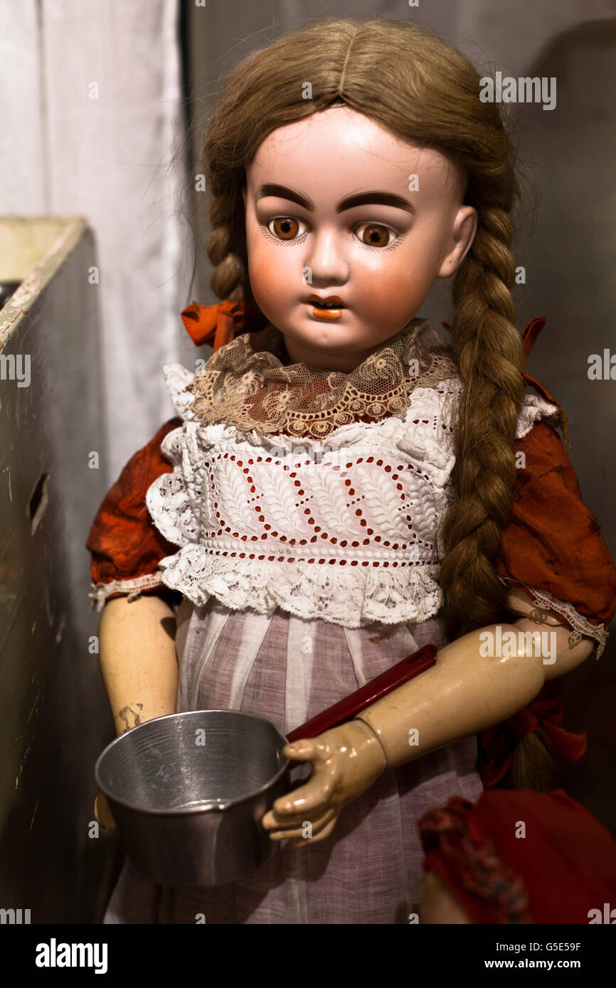 Old porcelain doll fotografías e imágenes de alta resolución - Alamy