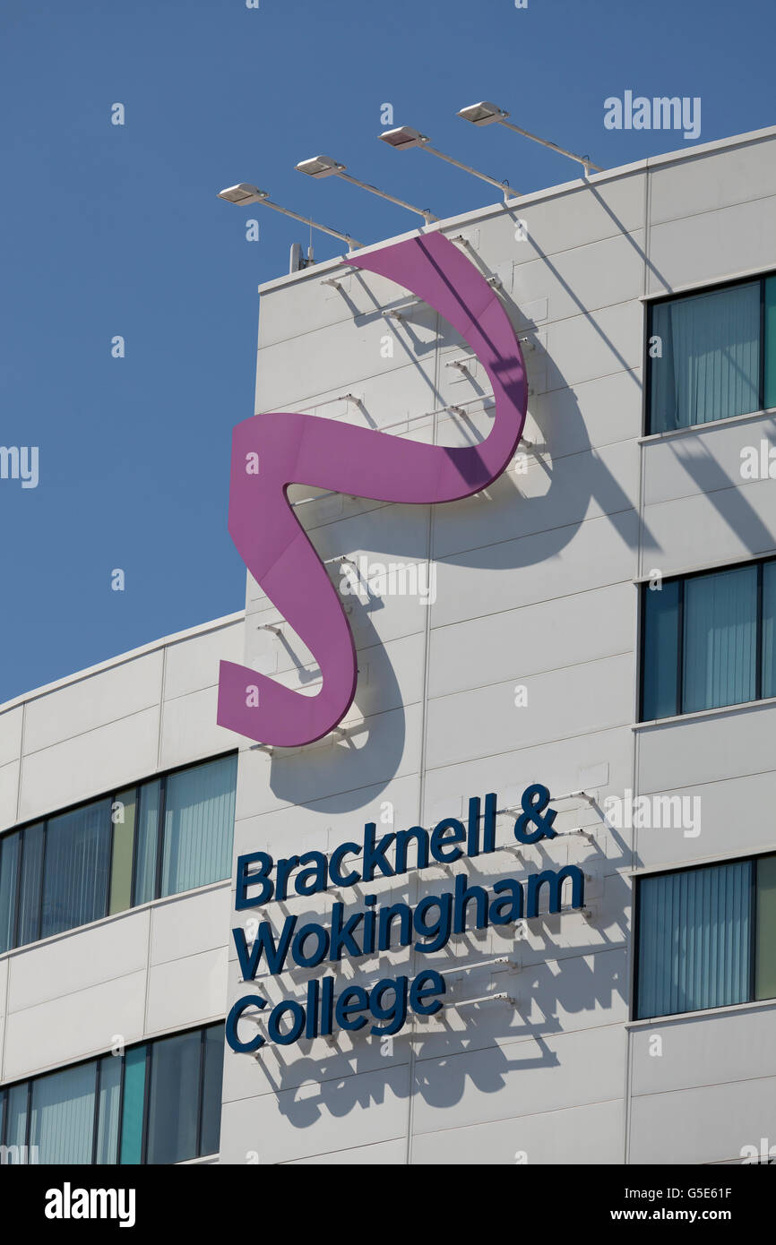 En Bracknell & Wokingham College exteriores, Bracknell, Berkshire, Inglaterra, Reino Unido, Europa Foto de stock