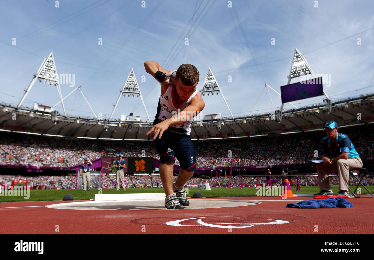 El duque Kyron de Gran Bretaña durante el tiro Masculino puso la categoría F40 en el Estadio Olímpico. Foto de stock