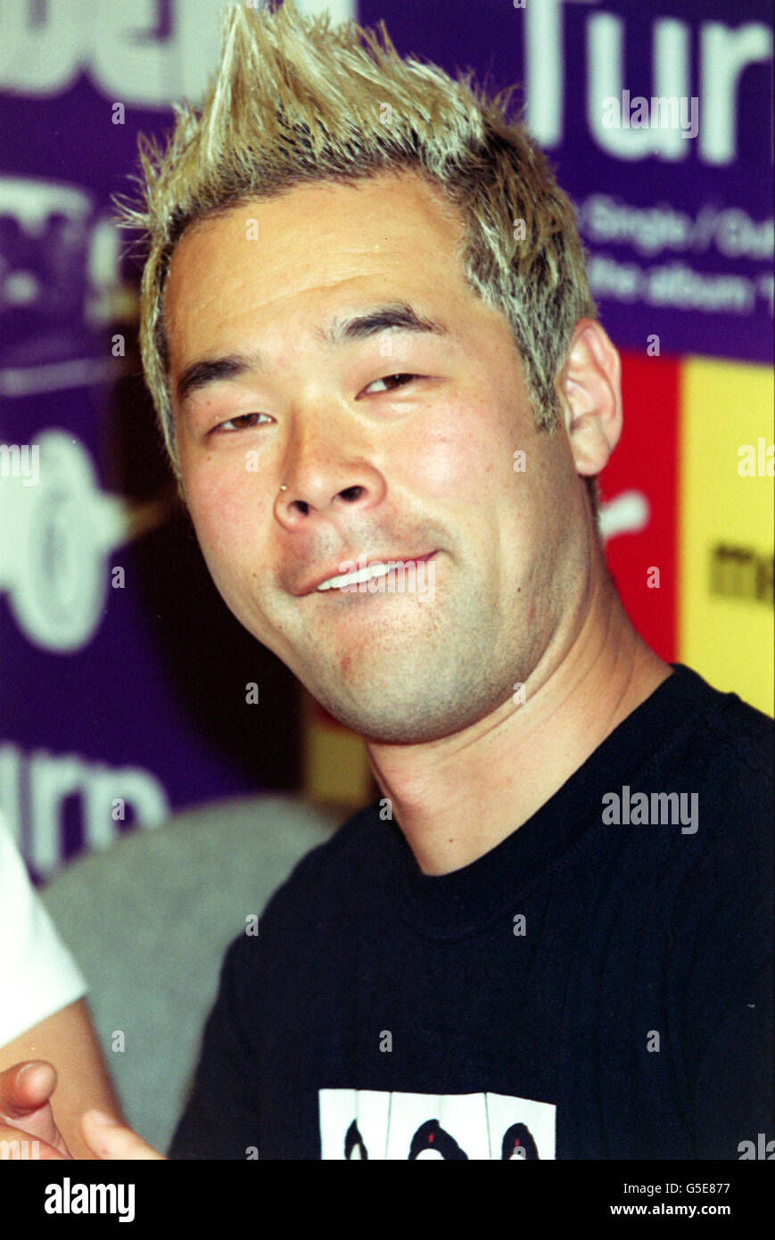 Cantante Taka Hirose De La Banda Feeder En Un Disco De Londres Firma Fotografia De Stock Alamy