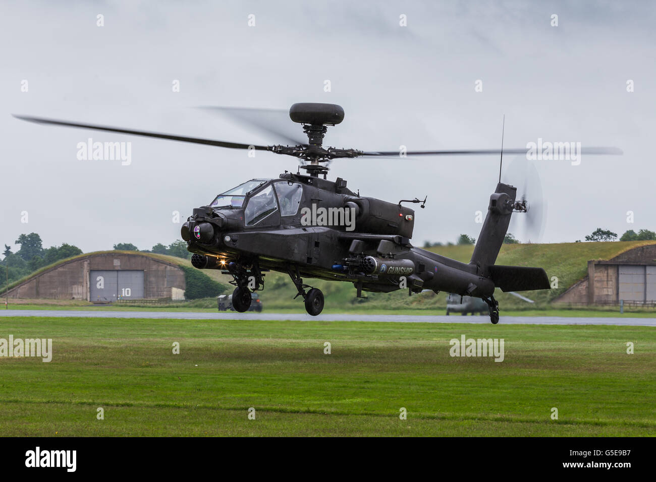 Apache AH1 avión aterriza en la hierba. Foto de stock