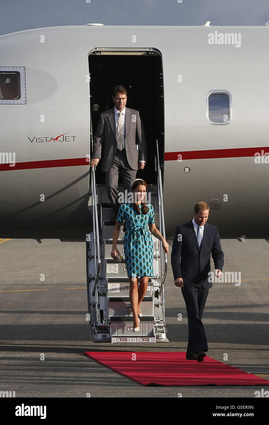 El duque y la duquesa de Cambridge llegan al aeropuerto de Henderson,  Honiara, Islas Salomón, durante el recorrido real de nueve días por el  Lejano Oriente y el Pacífico Sur en honor