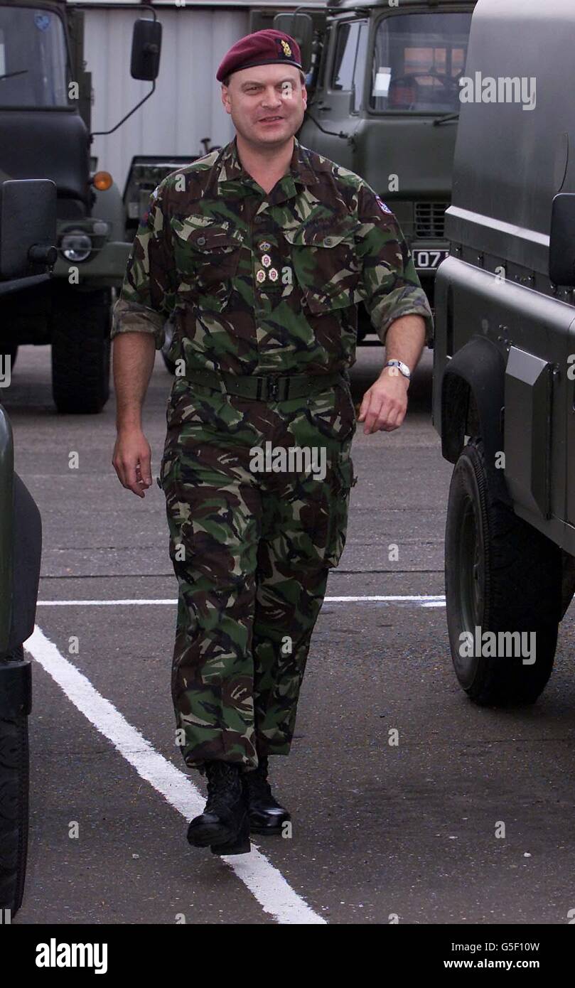 Fotografiado en Goojerat Barracks, Colchester, el Brigadier Barney White-Spunner, el comandante de la Brigada de Asalto aéreo 16 que se prepara para dirigirse a Macedonia después de que la OTAN diera el paso a la primera fase de la operación para desarmar a los rebeldes albaneses. * alrededor de 350 a 400 personas debían comenzar a ser desplegados en la región durante el fin de semana para establecer una sede para la operación denominada Essential Harvest. El papel del elemento Forward será determinar si será factible que una fuerza de la OTAN aplique el plan de recolección de armas acordado por el gobierno macedonio Foto de stock