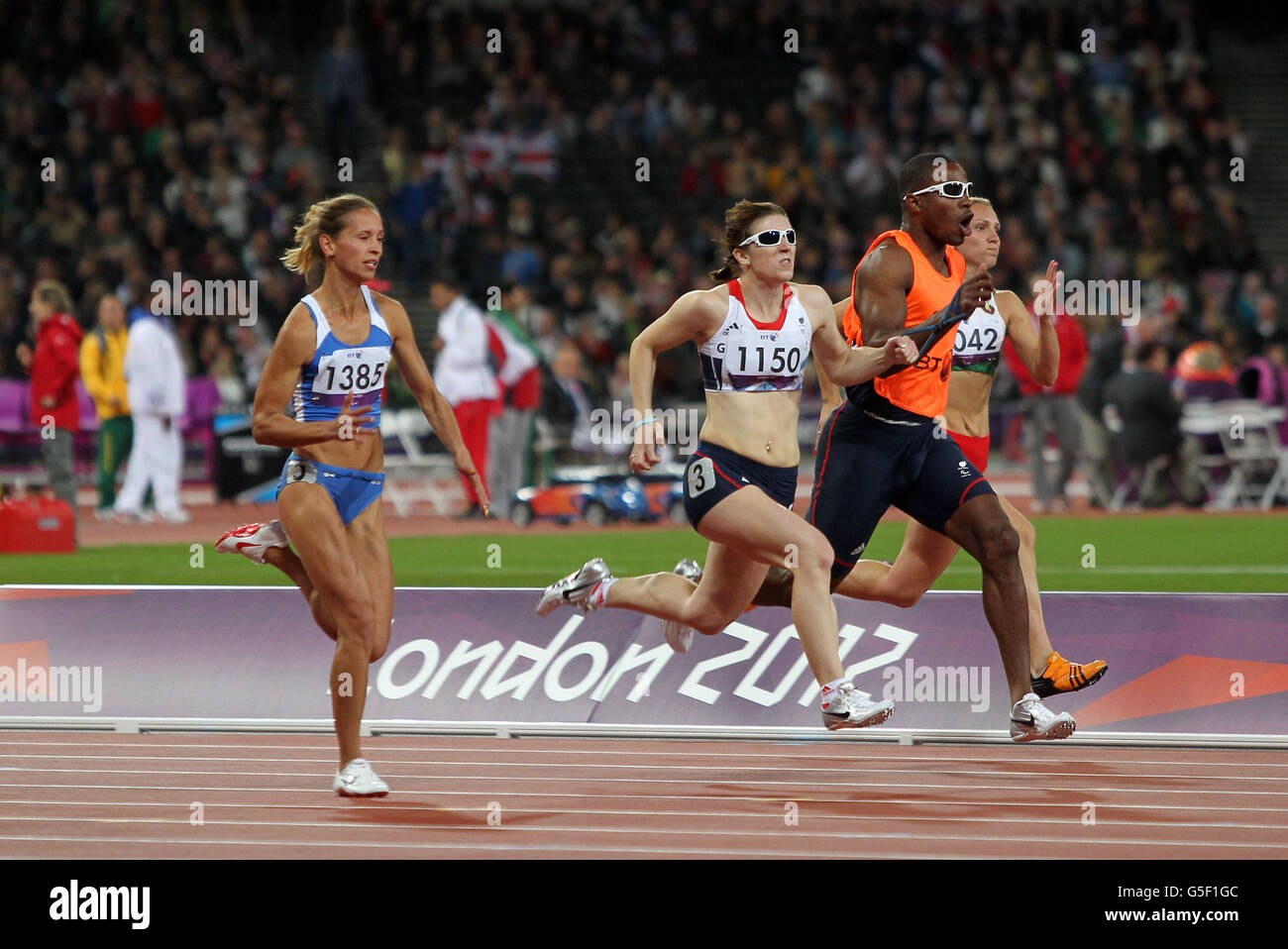 Gran Bretaña's Libby Clegg (centro) en acción en la Mujer 100m - T12 Heat en el Estadio Olímpico, Londres. Foto de stock