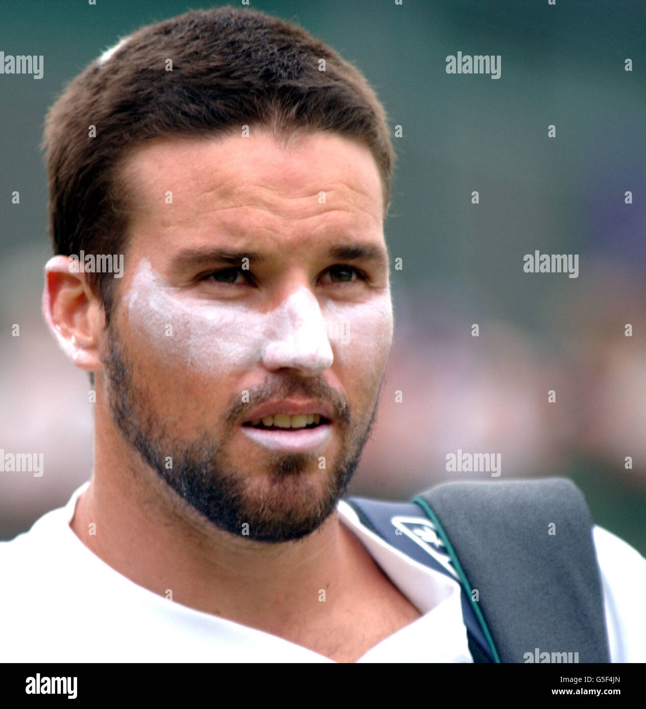 NO USO COMERCIAL: Australia Pat Rafter en acción contra el ruso Mikhail Youzhny, durante su cuarta ronda de los campeonatos de tenis de césped 2001 en Wimbledon, en Londres. 10/01/03 : dos veces campeón del Abierto de EE.UU. Pat Rafter que ha llamado tiempo en su brillante carrera reivindicando uno de sus pocos remordimientos fue la falta de un título de Wimbledon en su CV. El australiano, dos veces subcampeón en el All England Club, ha estado plagado de problemas de codo y hombro en los últimos años y ahora ha decidido colgar su raqueta. El rafter fue derrotado 6-7 7-6 6-4 6-2 por Pete Sampras en el decider de Wimbledon de 2000 y. Foto de stock