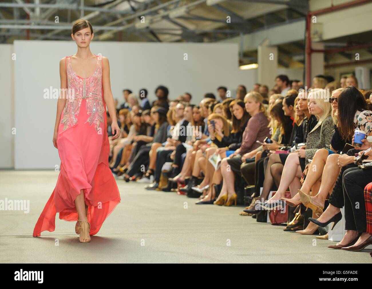 Un modelo en la pasarela durante el show de Antonio Berardi, en el Brewer Street Car Park, en el centro de Londres, durante la Semana de la Moda de Londres. Foto de stock