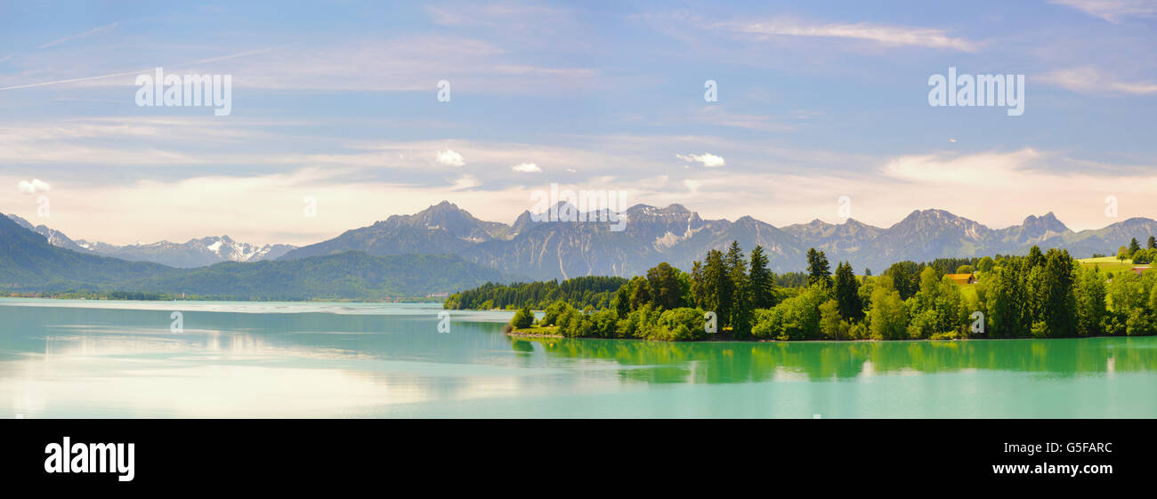 Paisaje Panorámico en Baviera, con el lago y las montañas Foto de stock