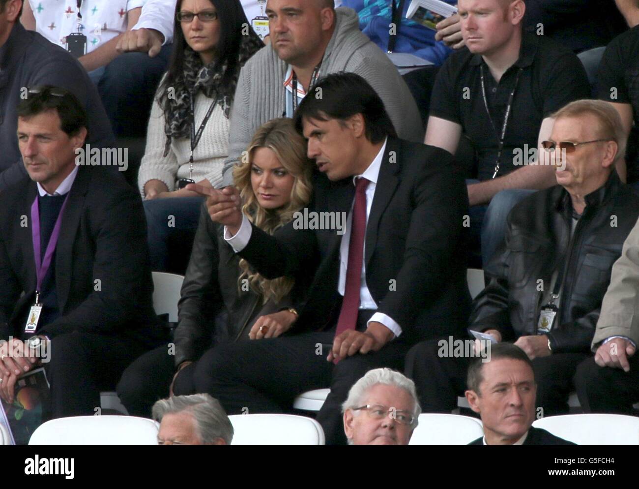 Chris Coleman, gerente del equipo nacional de Gales, con la presentadora de Sky Sports News Charlotte Jackson en las gradas Foto de stock