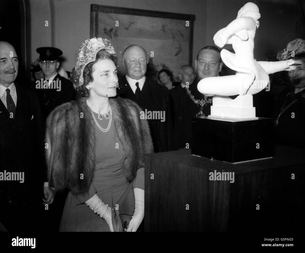 1948: Alice, duquesa de Gloucester, ve una obra de escultura en la exposición Olympia en el Victoria and Albert Museum en Londres. Foto de stock