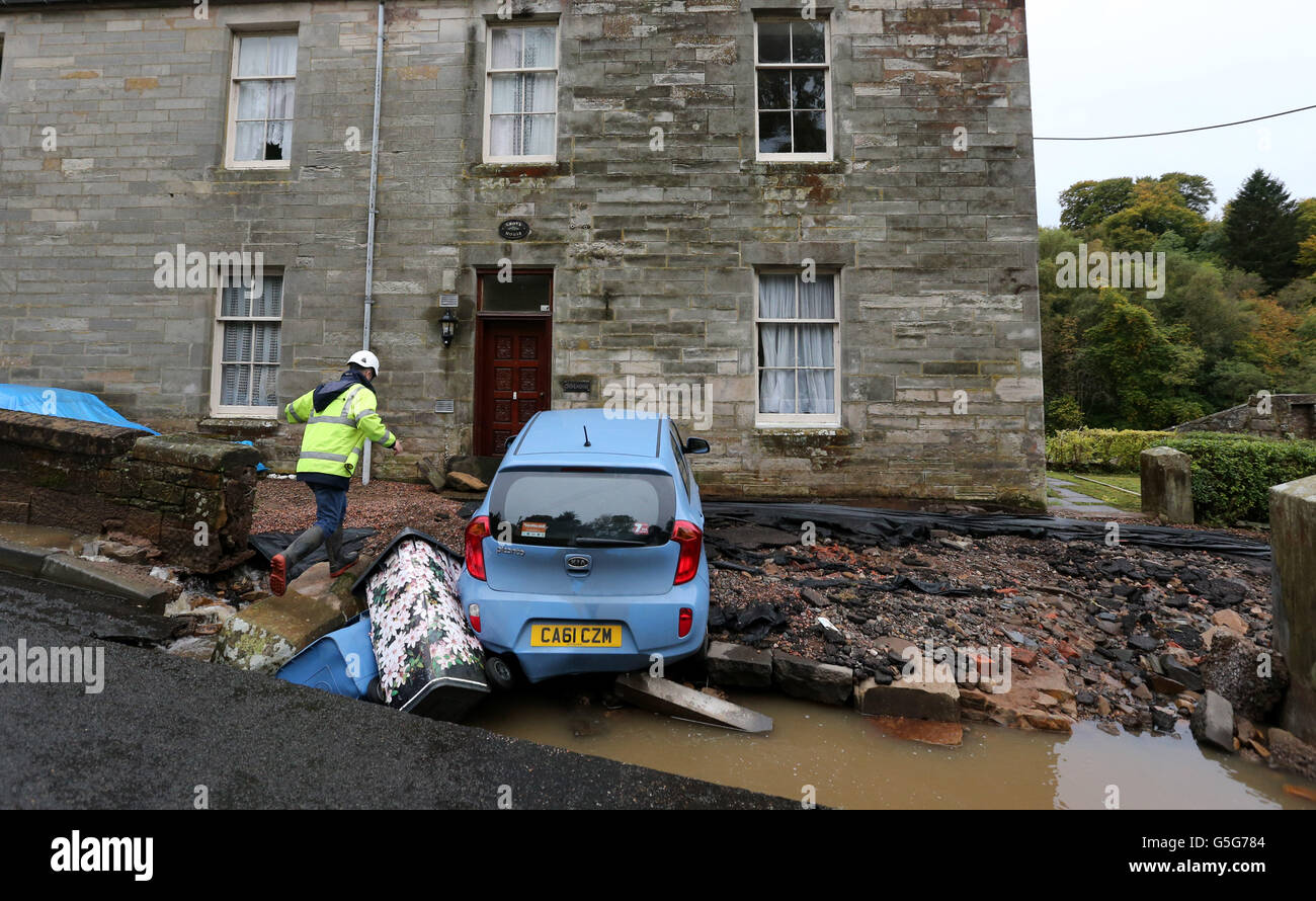 Un trabajador evalúa el daño causado por la lluvia intensa Dura Den, Fife. PRENSA FOTO DE ASOCIACIÓN. Fecha de la foto: Viernes 12 de octubre de 2012. Una serie de personas fueron rescatadas de los coches varados, ya que la lluvia causó perturbaciones en algunas partes de Escocia. El este del país ha sido el más afectado, con una serie de incidentes en Fife. Vea la historia de PA SCOTLAND Rain. El crédito de la foto debe ser: Andrew Milligan/PA Wire Foto de stock