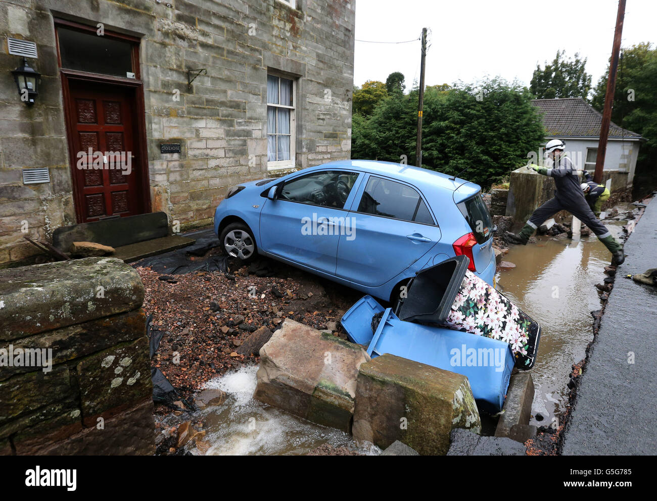Los trabajadores evalúan el daño causado por la lluvia intensa Dura Den, Fife. PRENSA FOTO DE ASOCIACIÓN. Fecha de la foto: Viernes 12 de octubre de 2012. Una serie de personas fueron rescatadas de los coches varados, ya que la lluvia causó perturbaciones en algunas partes de Escocia. El este del país ha sido el más afectado, con una serie de incidentes en Fife. Vea la historia de PA SCOTLAND Rain. El crédito de la foto debe ser: Andrew Milligan/PA Wire Foto de stock