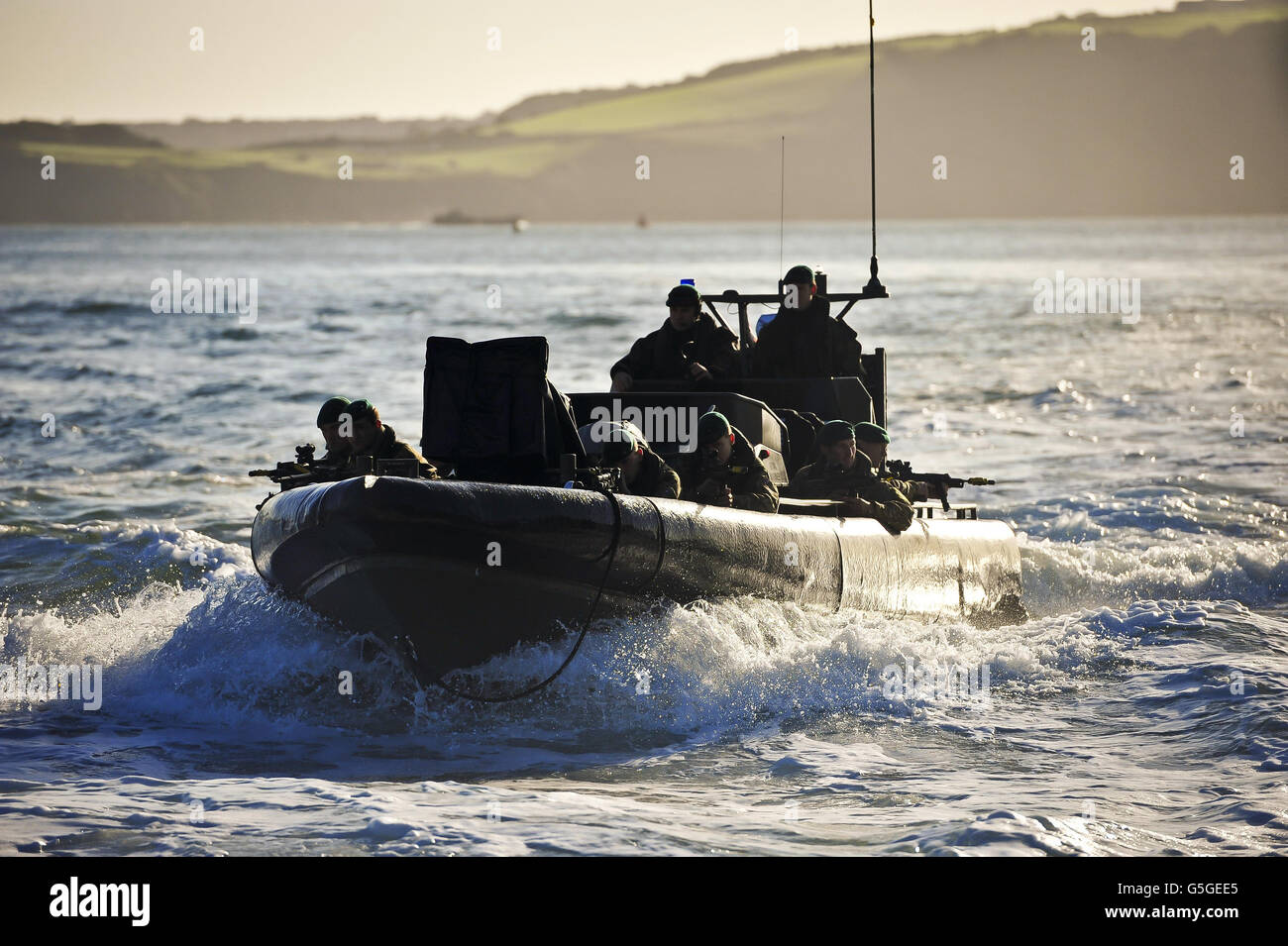 Royal Marine Commandos se acercan a una playa para hacer un aterrizaje anfibio como parte de un ejercicio militar llamado Cougar 12. Foto de stock