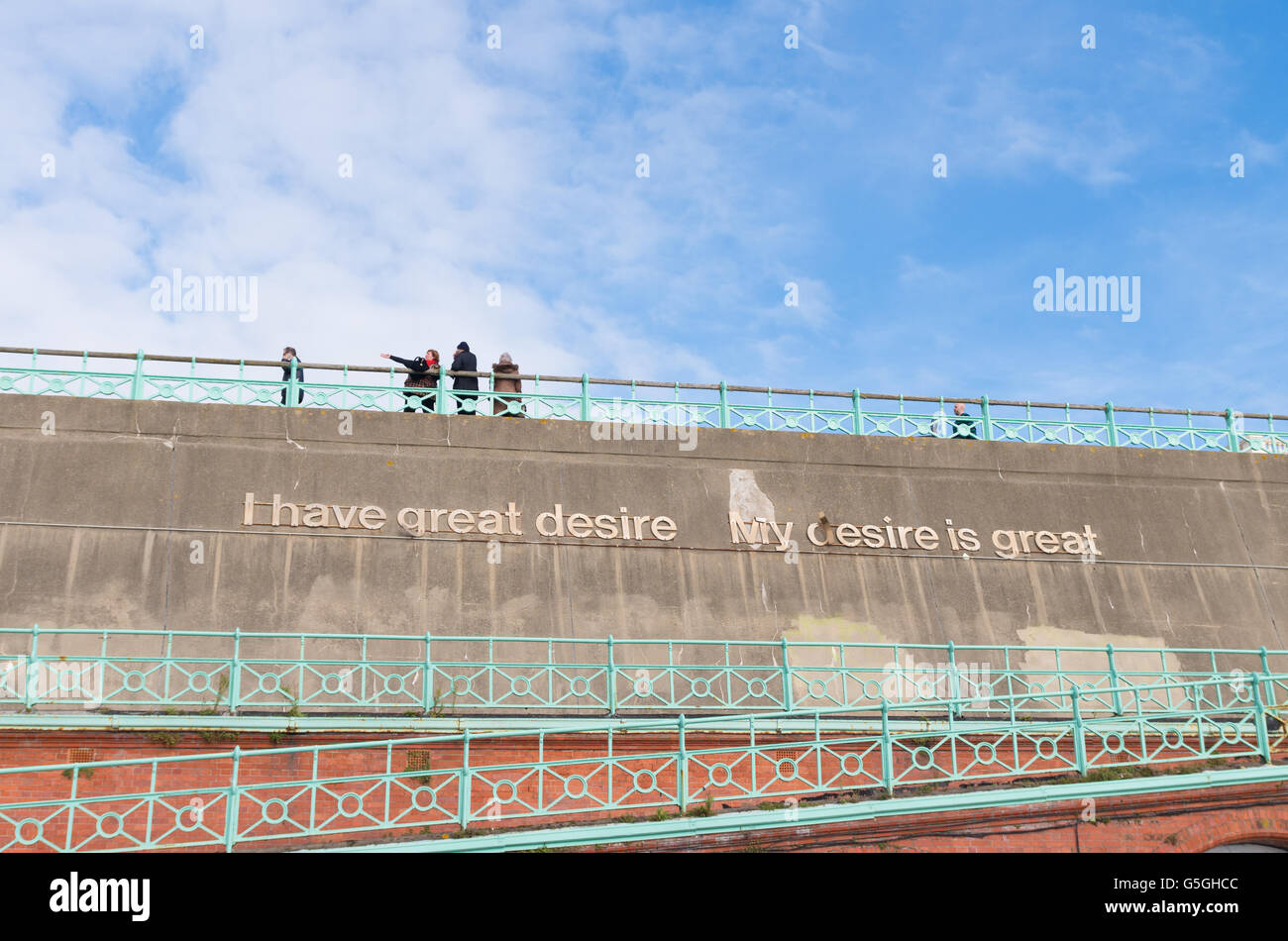 BRIGHTON, Reino Unido - 20 de octubre de 2015: del dique de hormigón con diciendo: Tengo un gran deseo, mi deseo es genial Foto de stock