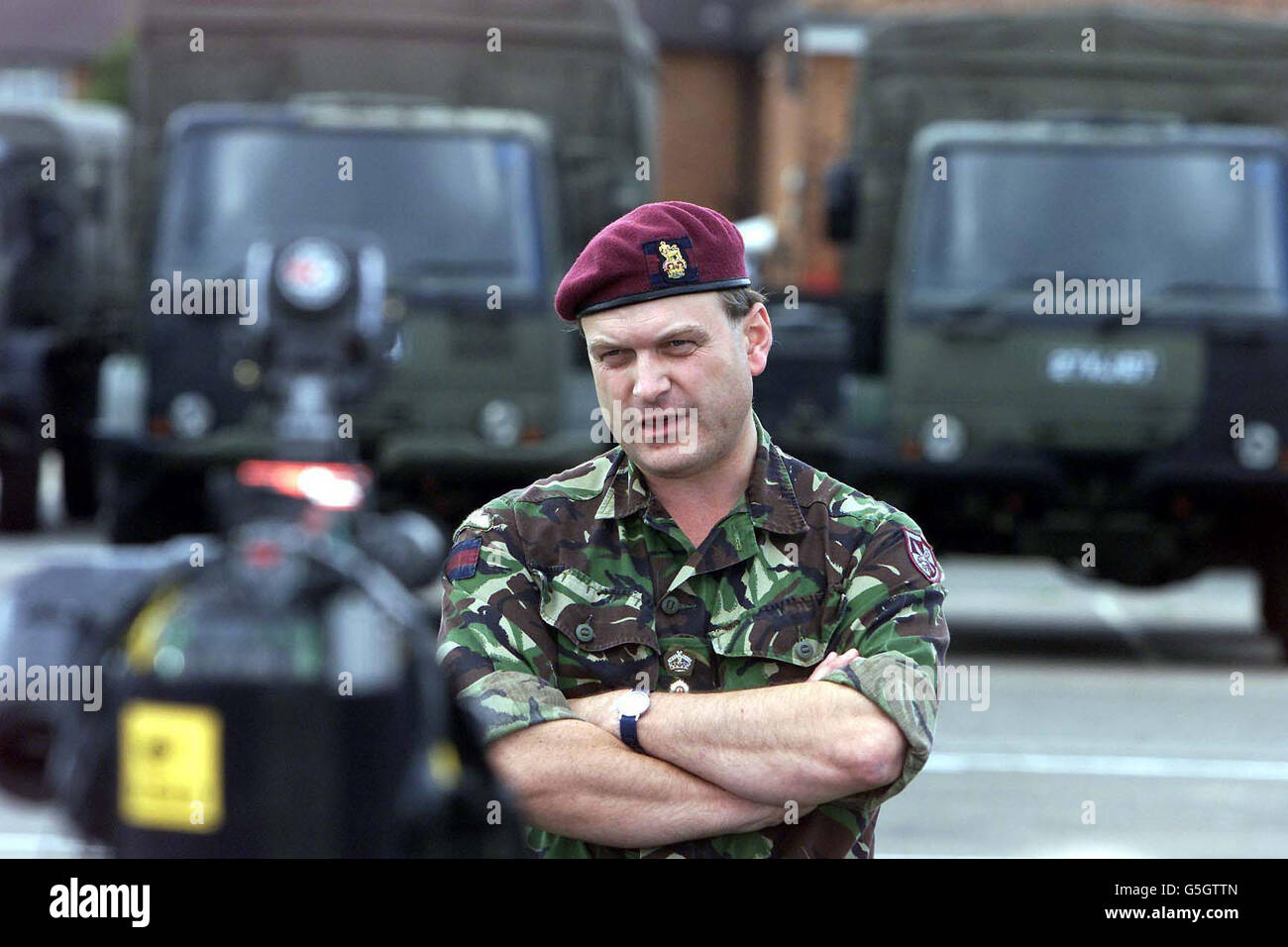 El Brigadier Barney White-Spunner, comandante de la Brigada de Asalto aéreo 16 en Goojerat Barracks, Colchester, se prepara para dirigirse a Macedonia después de que la OTAN diera el paso a la primera fase de la operación para desarmar a los rebeldes albaneses. * alrededor de 350 a 400 personas debían comenzar a ser desplegados en la región durante el fin de semana para establecer una sede para la operación denominada Essential Harvest. El papel del elemento Forward será determinar si será posible que una fuerza de la OTAN aplique el plan de recolección de armas acordado por el gobierno macedonio y el rebelde Foto de stock