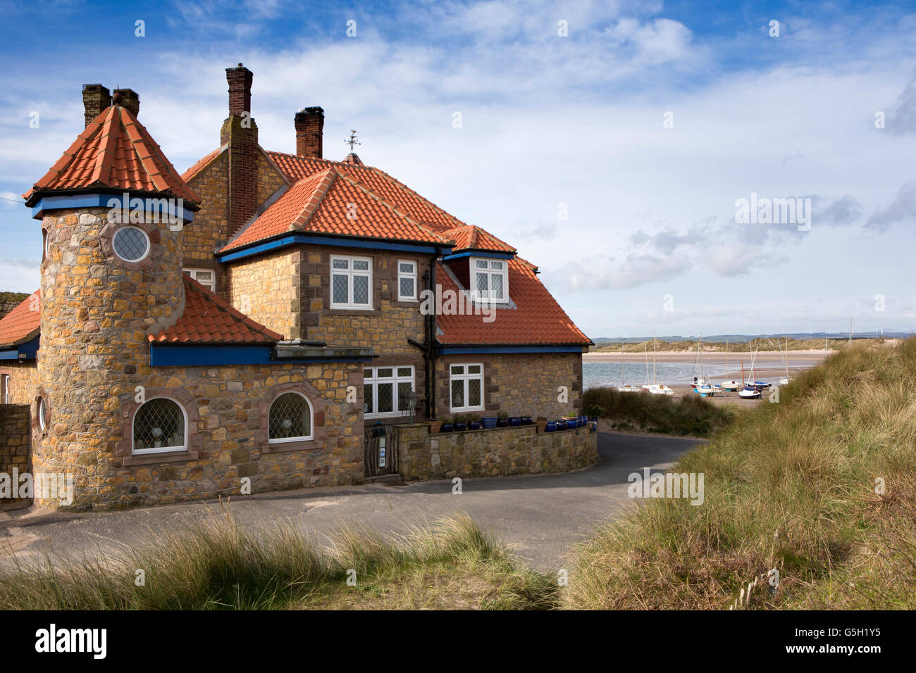 Reino Unido, Inglaterra, Northumberland Beadnell, atractiva casa junto al puerto y a la playa Foto de stock