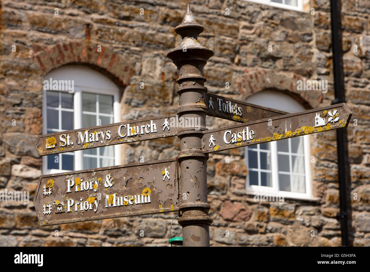 Reino Unido, Inglaterra Northumberland, Lindisfarne, Holy Island, Marygate, cubiertos de líquenes de orientación turística Foto de stock