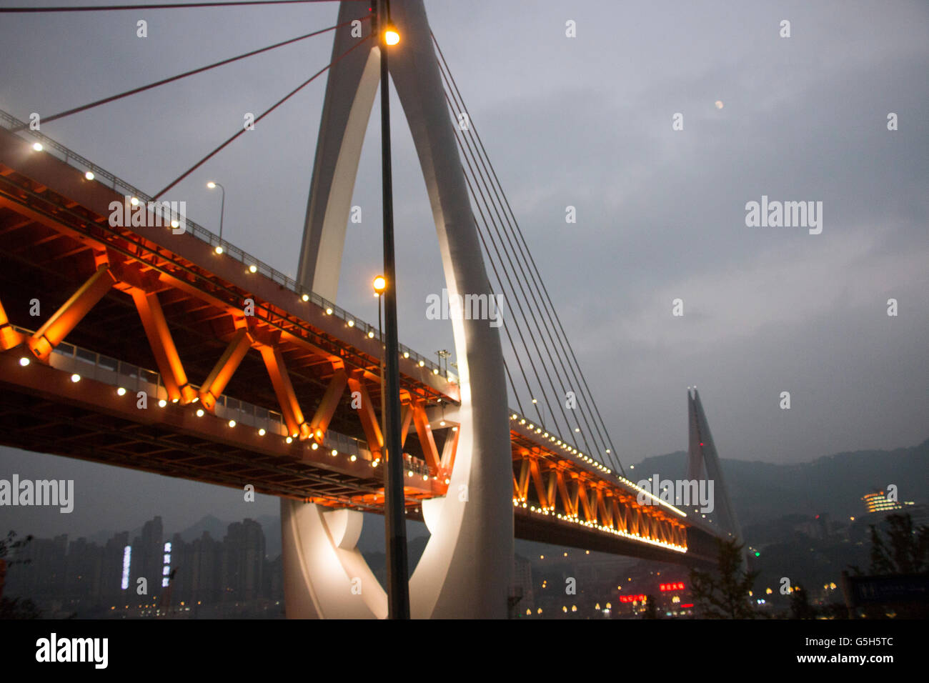 Vista nocturna de Chongqing puente del crucero, con iluminado Puente sobre el río Yangtsé, República Popular de China Foto de stock