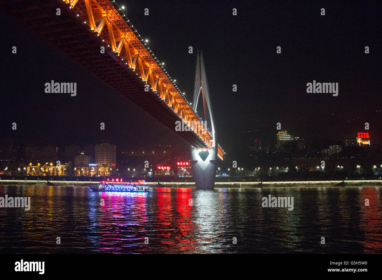 Vista nocturna de Chongqing puente del crucero, con iluminado Puente sobre el río Yangtsé, República Popular de China Foto de stock