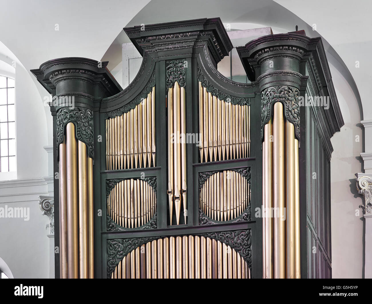 San Clemente Eastcheap, iglesia en la ciudad de Londres. El órgano por Renatus Harris. Foto de stock