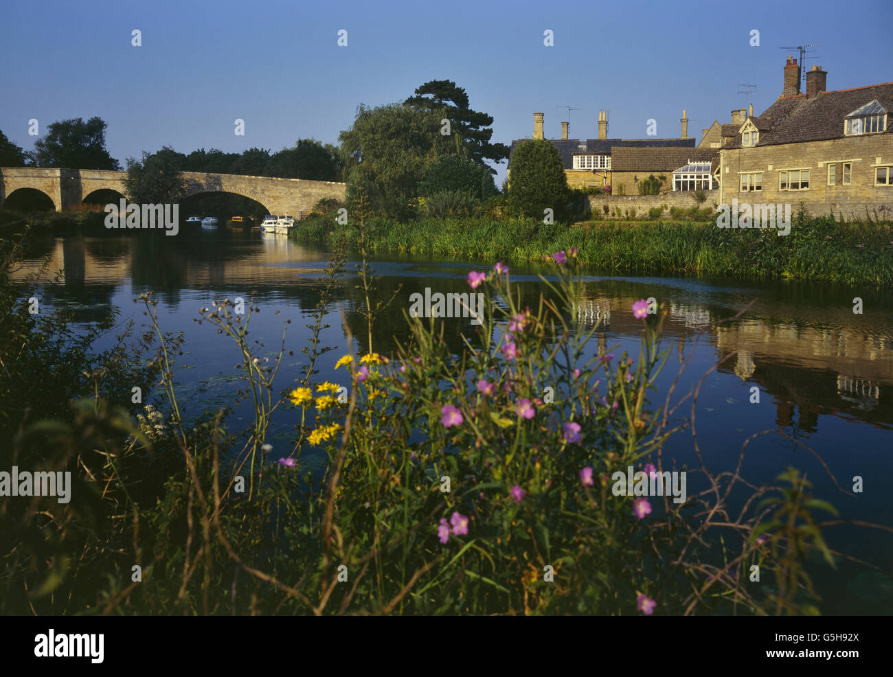 Aldea Wansford vistos desde el río Nene. Cambridgeshire. Inglaterra. UK Foto de stock