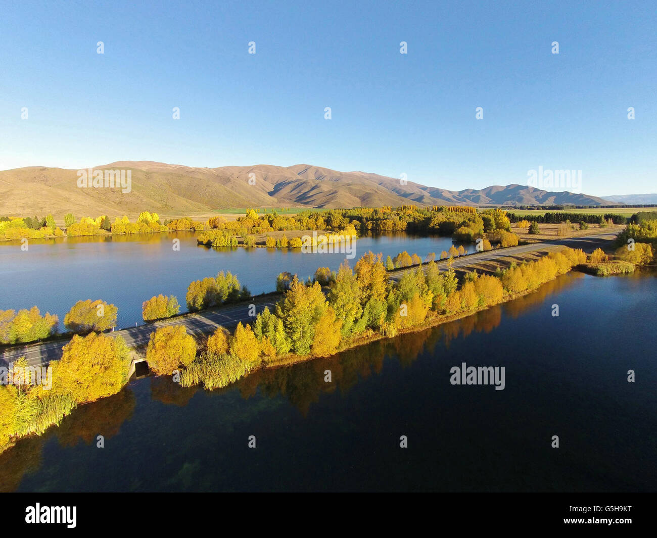 Kellands Pond, State Highway 8, y brazo Wairepo, Lago Ruataniwha, cerca de Twizel, distrito de Mackenzie, Nueva Zelandia - antena drone Foto de stock