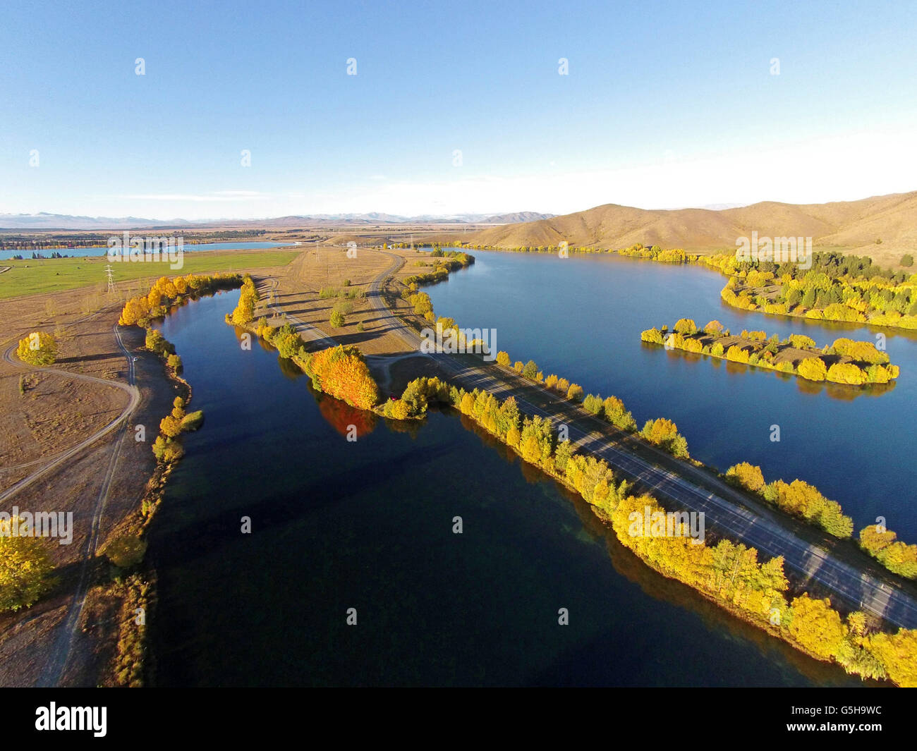 Kellands Pond, State Highway 8, y brazo Wairepo, Lago Ruataniwha, cerca de Twizel, distrito de Mackenzie, Nueva Zelandia - antena drone Foto de stock