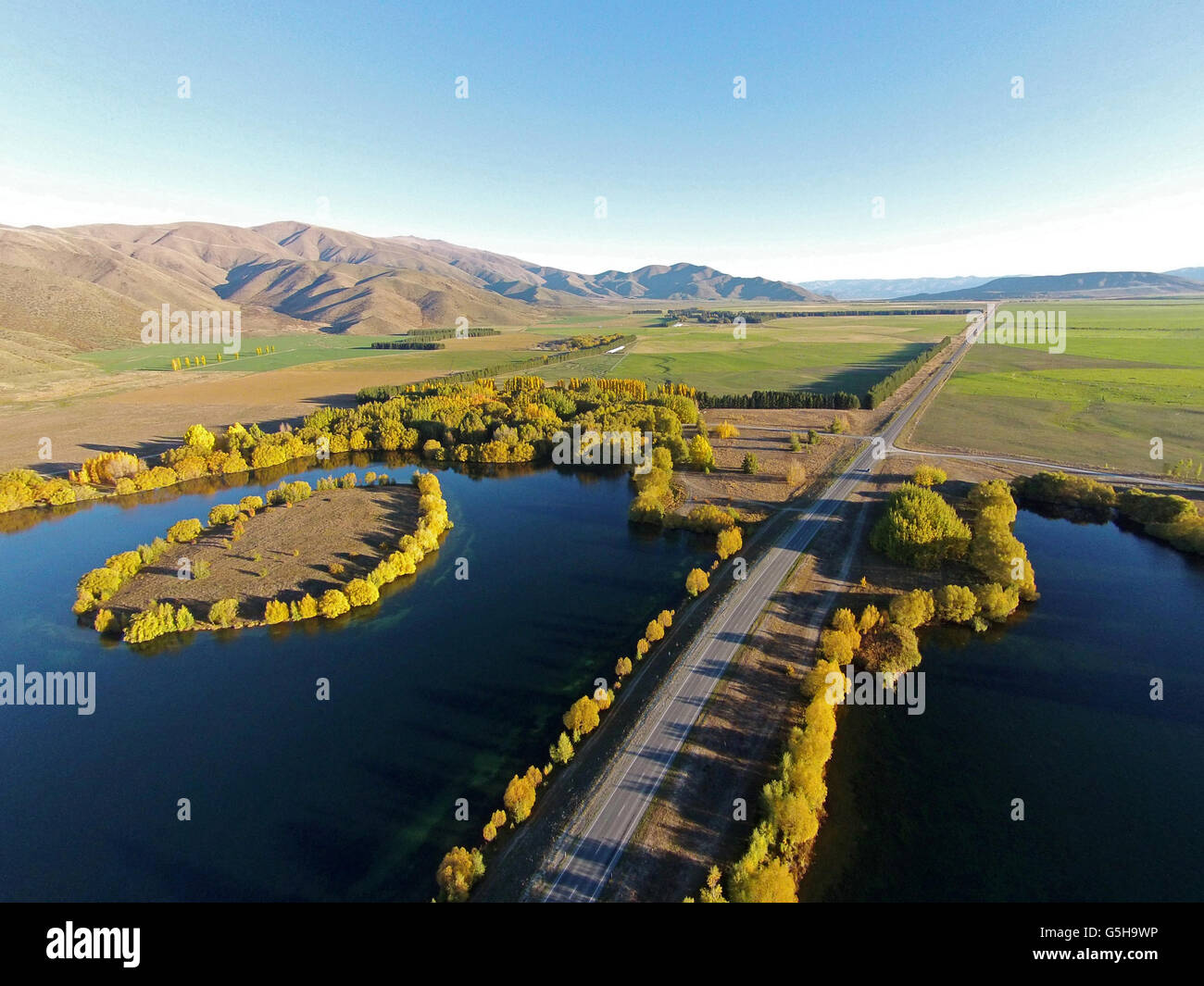 Brazo Wairepo, State Highway 8, y estanque, lago Ruataniwha Kellands, cerca de Twizel, distrito de Mackenzie, Nueva Zelandia - antena drone Foto de stock