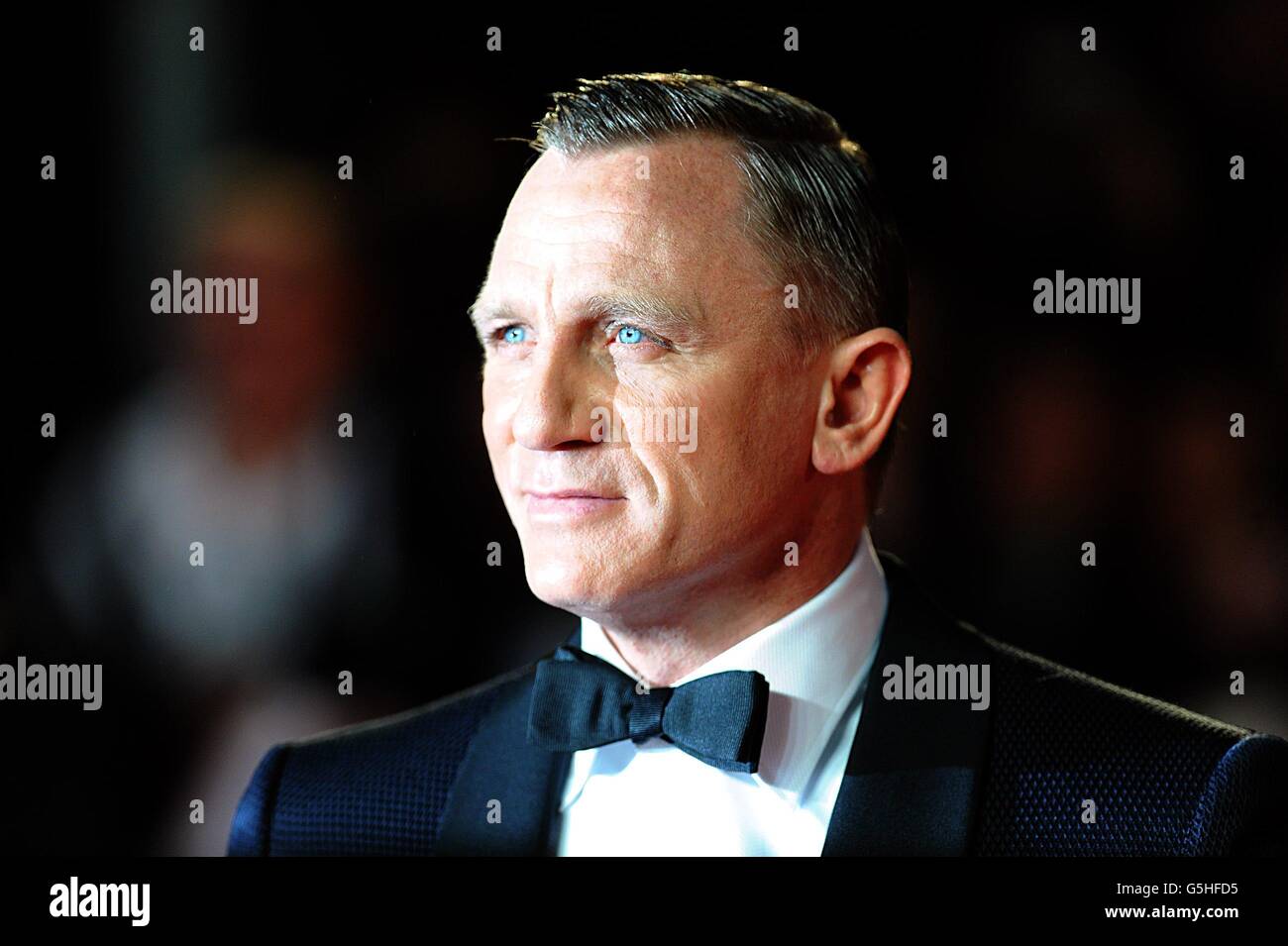 Daniel Craig llega para el estreno del Royal World de Skyfall en el Royal Albert Hall, Londres Foto de stock