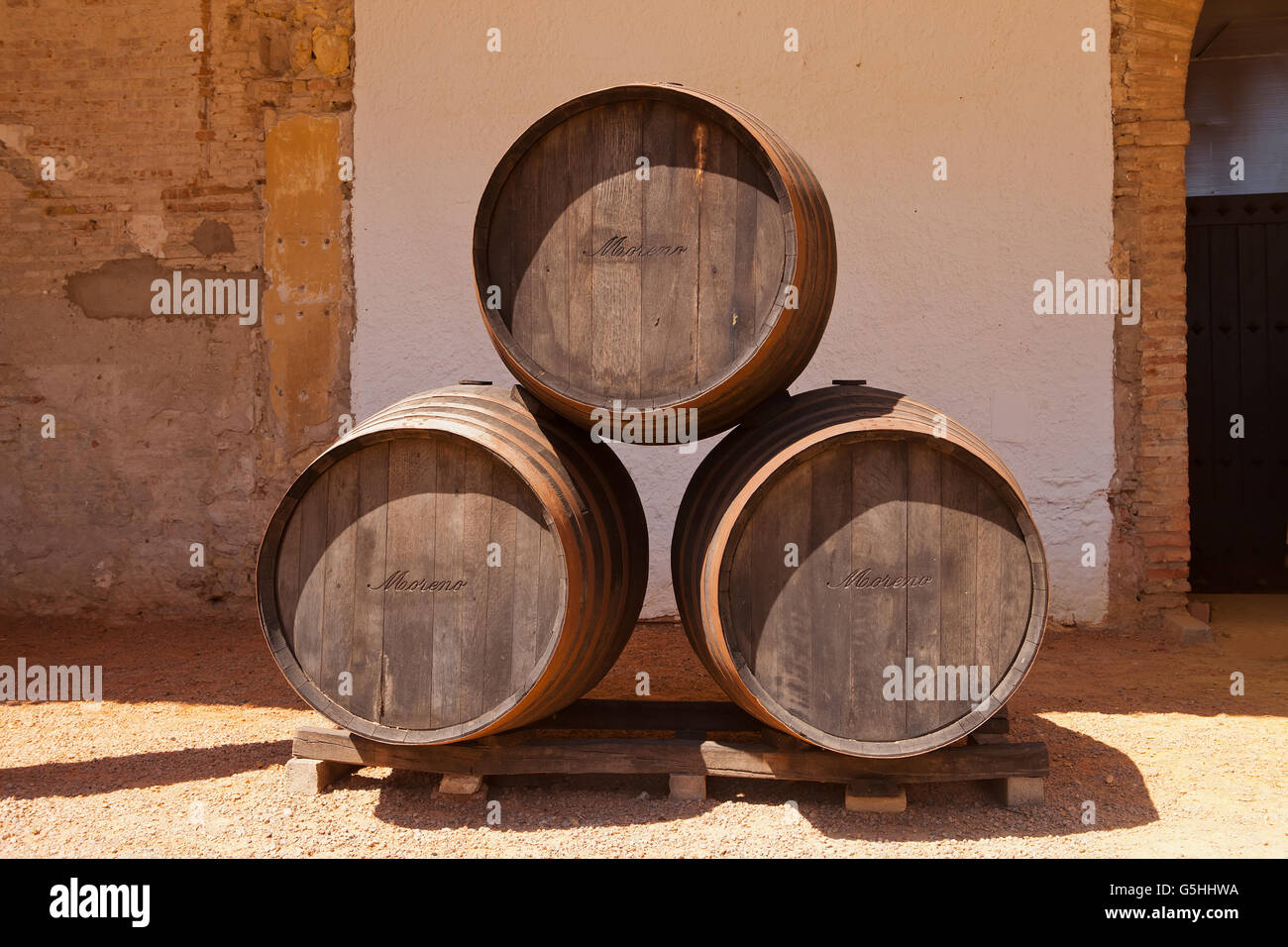 Tres barriles de vino español sobre un palé. Foto de stock