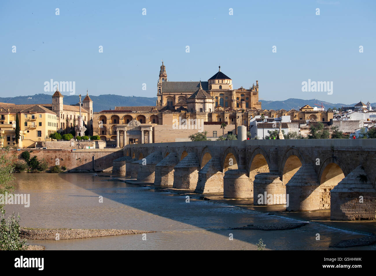 La mezquita y el Puente Romano, Córdoba Foto de stock