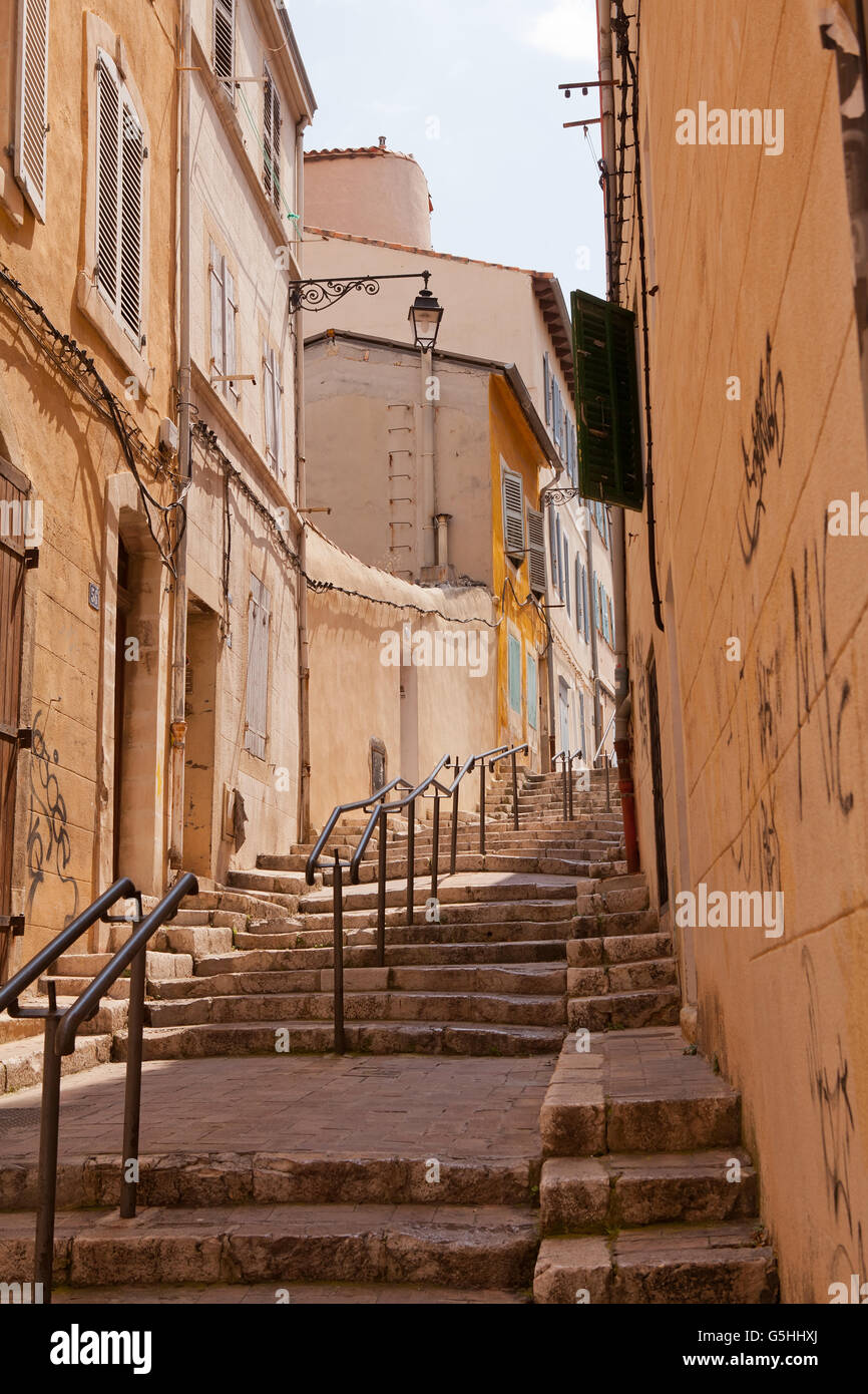 Una angosta calle peatonal vacía en Marsella, Francia Foto de stock