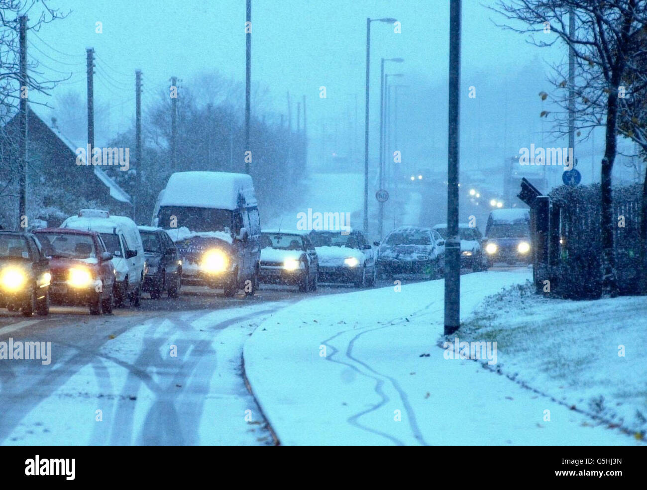 El tráfico avanza lentamente a lo largo del Lang Stracht en Aberdeen, Escocia, ya que las primeras nevadas invernales se hacen en la región después de una de las más cálidas marcas de automóviles que se han registrado. Las temperaturas ahora han bajado a congelarse. * ... aunque se sentirá aún más frío que eso en algunas partes del país debido a un viento del norte terriblemente frío. Las nevadas y la racha fría siguen el octubre más cálido desde que comenzaron los registros en 1659. Foto de stock