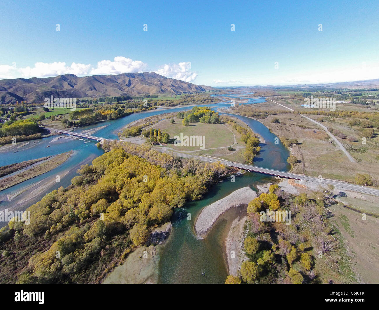 Nuevo Puente sobre el Río Waitaki Kurow, Kurow, Waitaki Valley, North Otago, Isla del Sur, Nueva Zelanda - antena drone Foto de stock