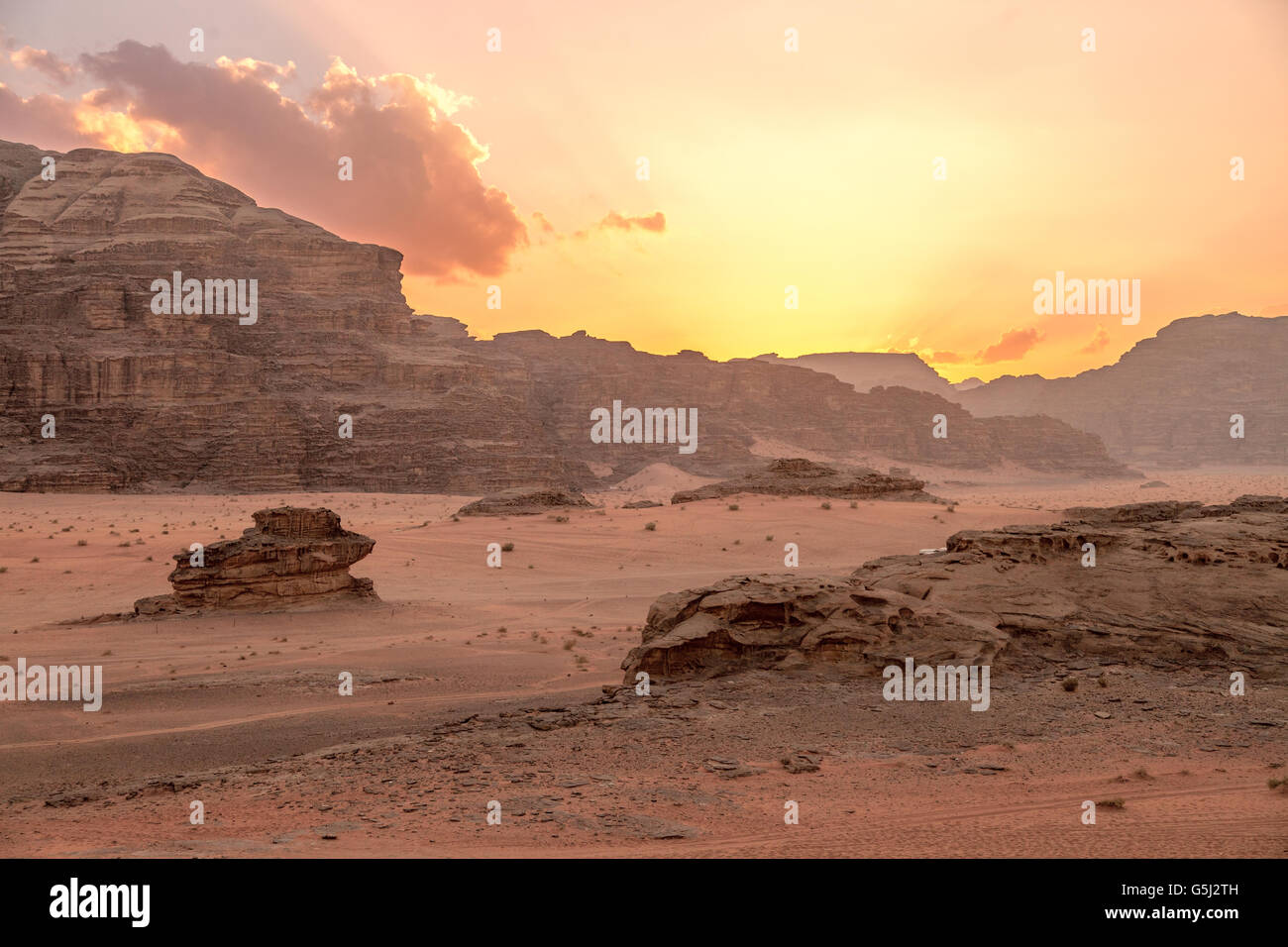 Wadi Rum Jordania al atardecer Foto de stock