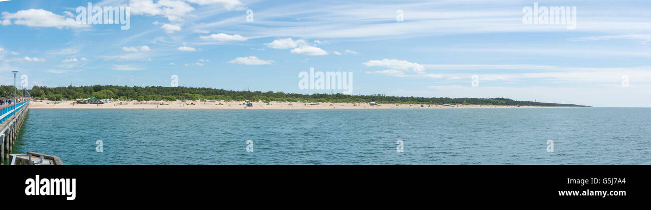 PALANGA LITUANIA - 13 DE JUNIO: Ver en la Palanga playa arenosa. Palanga es el resort más populares del verano en Lituania Foto de stock