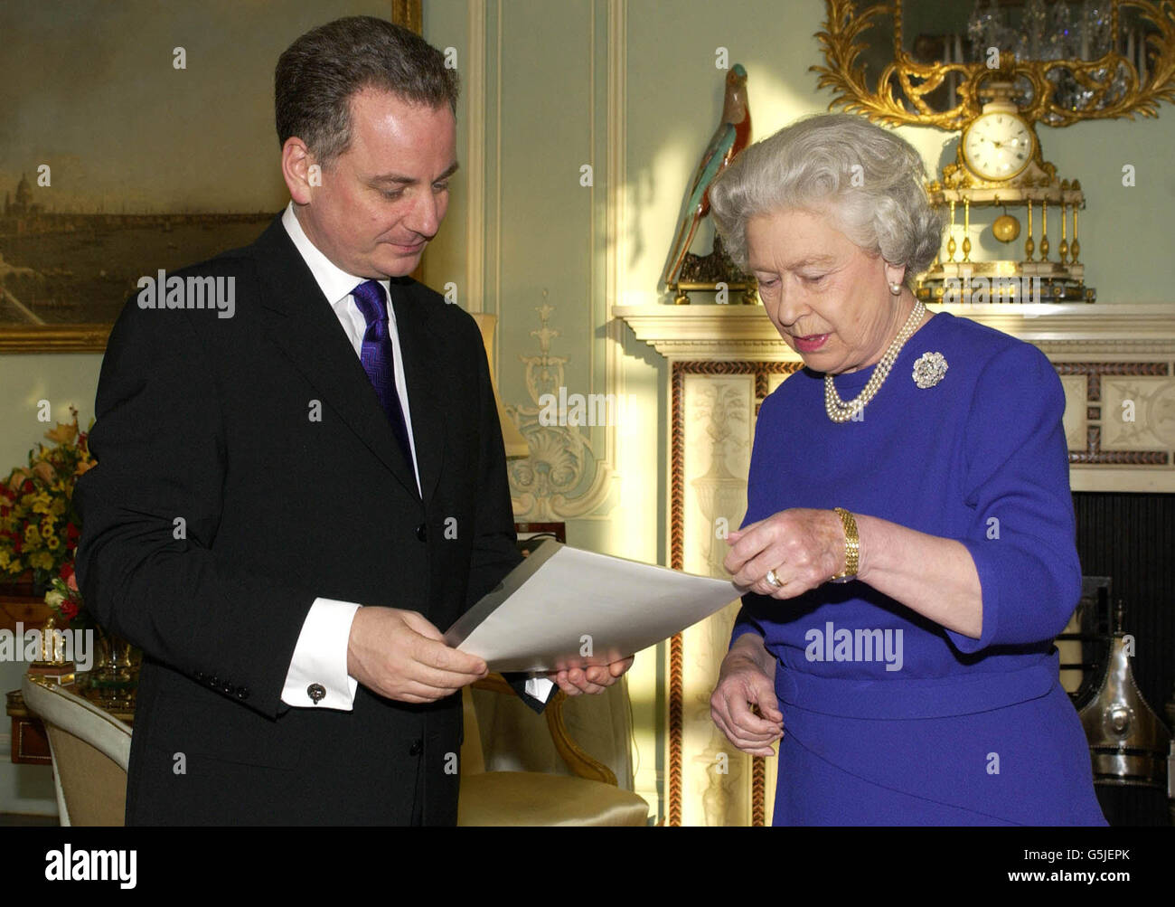 La Reina Isabel II de Gran Bretaña presenta una orden de nombramiento