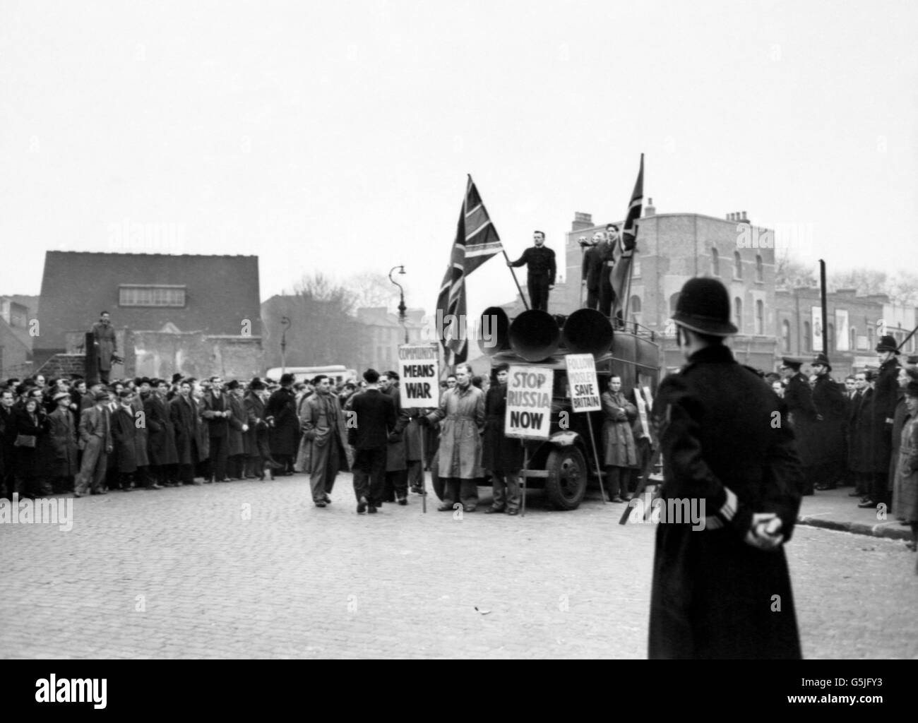 Un orador del Movimiento Unión se dirige a los seguidores de Sir Oswald Mosley desde el techo de una furgoneta, rodeada de guardaespaldas, antes de su marcha de Ridley Road en Dalston a West Green en Tottenham. Foto de stock