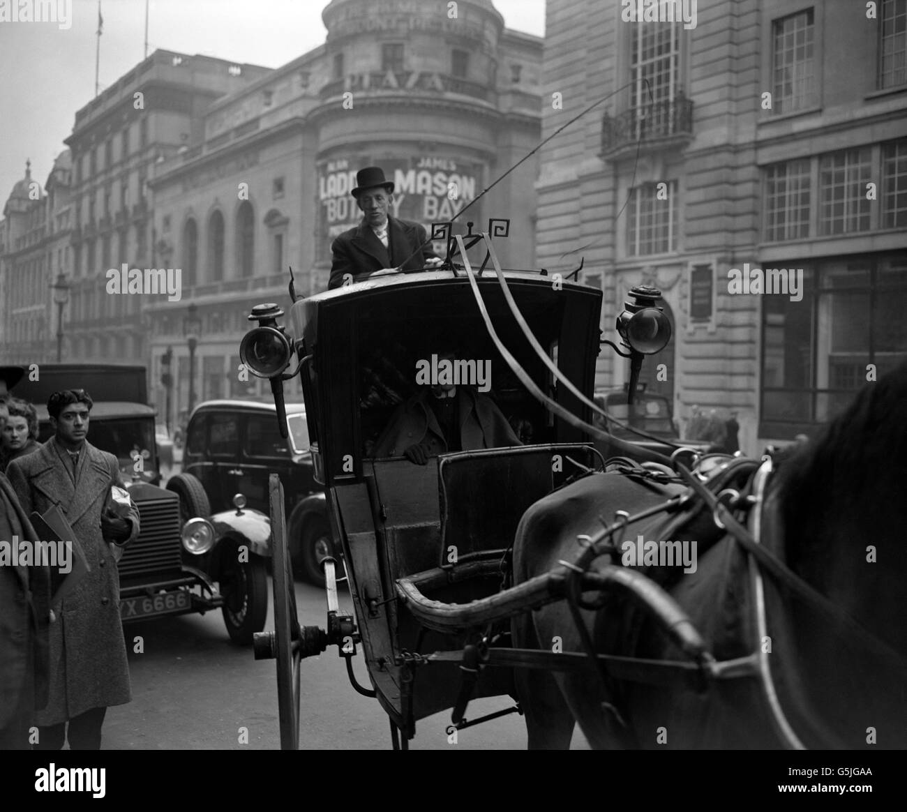 El actor inglés Carleton Hobbs, vestido como el mundialmente famoso detective Sherlock Holmes de Sir Arthur Conan Doyle, es llevado en un taxi de hansom al restaurante Criterion en Piccadilly Circus, Londres. Es testigo de la desvela de una placa que registra el encuentro de su personaje con el Dr. Watson en la larga barra de allí en 1851. Foto de stock