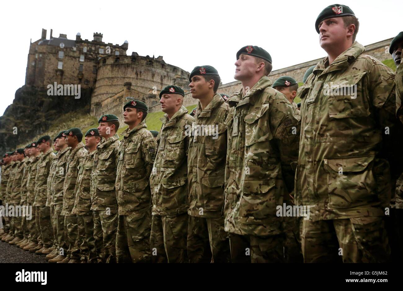 Soldados del Batallón de 3rd Los fusiles (3 fusileros) se convierten en el primer batallón inglés que se le concede la libertad de la ciudad de Edimburgo mientras se preparan para desfilar por la Royal Mile, con el Castillo de Edimburgo en el fondo. Foto de stock