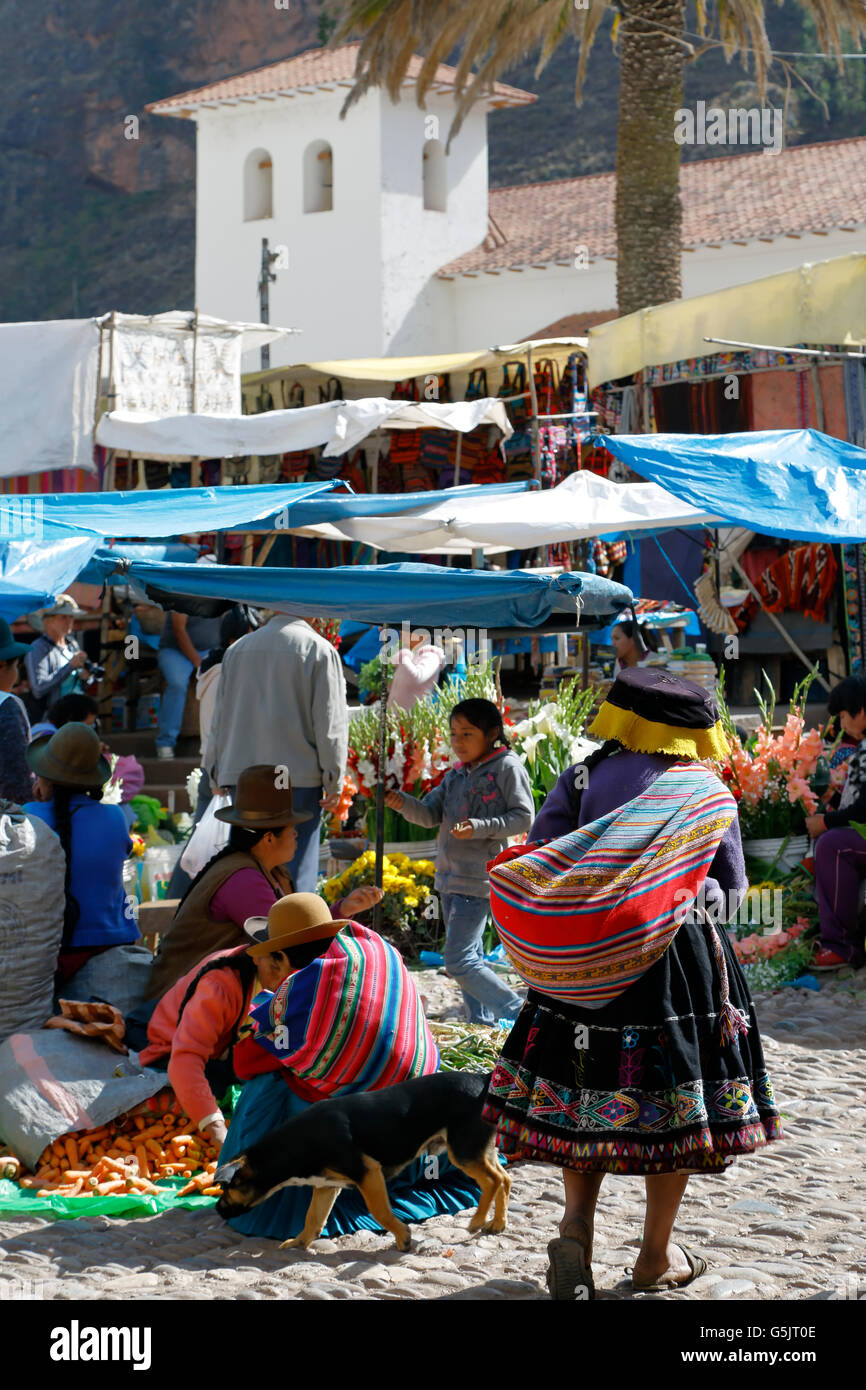 Mercado Dominical, el campanario de San Pedro Apostol (St. El apóstol Pedro) Iglesia en el fondo, Pisac, Cusco, Perú Foto de stock