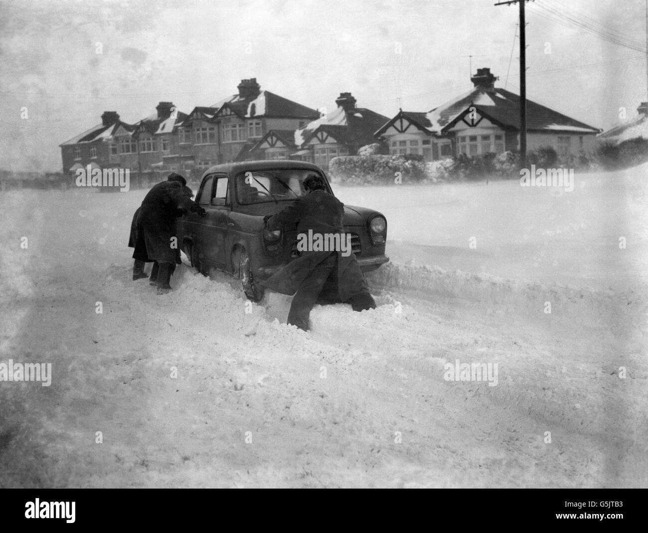 Un coche atrapado en la nieve en la carretera Folkestone-Dover en Capel, cerca de Folkestone en Kent. Foto de stock