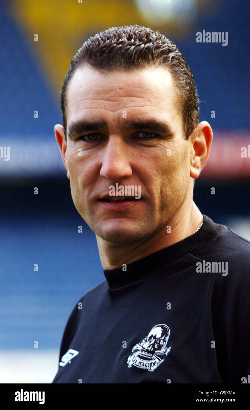 El ex futbolista Vinnie Jones durante un fotociclo en Stamford Bridge, Londres, para promocionar