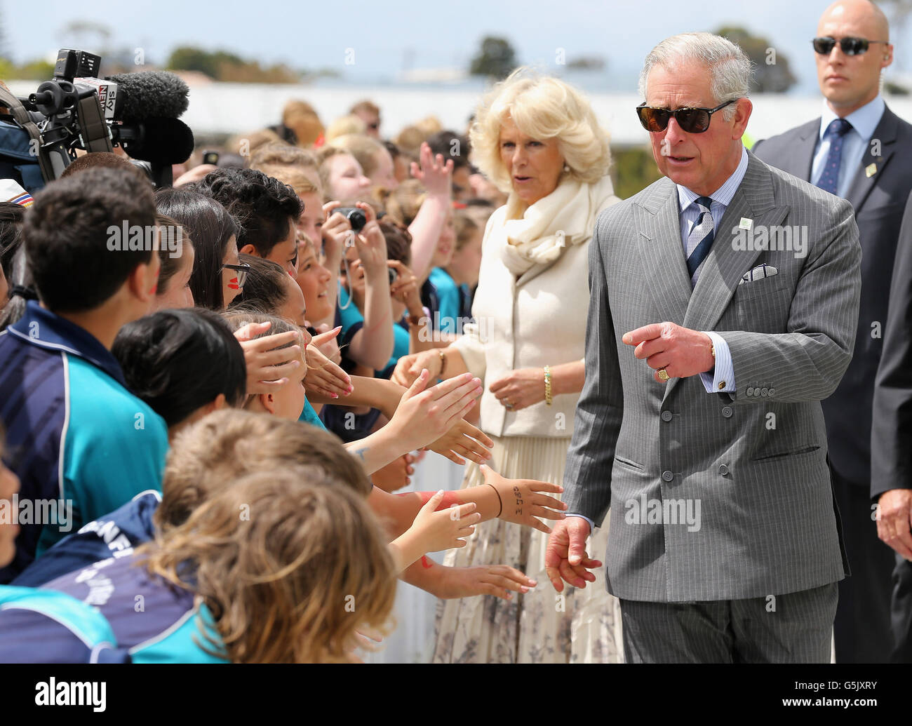 El Príncipe de Gales y la Duquesa de Cornualles, durante una visita al Instituto del Milenio del Deporte y la Salud de la AUT, en Auckland, Nueva Zelanda. Foto de stock