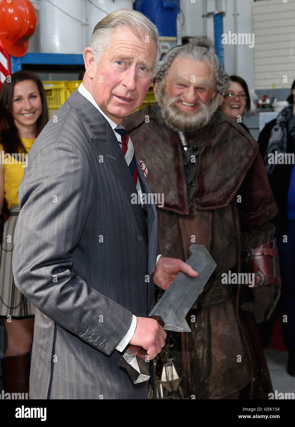 El Príncipe de Gales tiene una espada después de conocer a Mark Hadlow que  juega Dori en la nueva película 'Hobbit' en Weta Workshop en Wellington,  Nueva Zelanda Fotografía de stock -