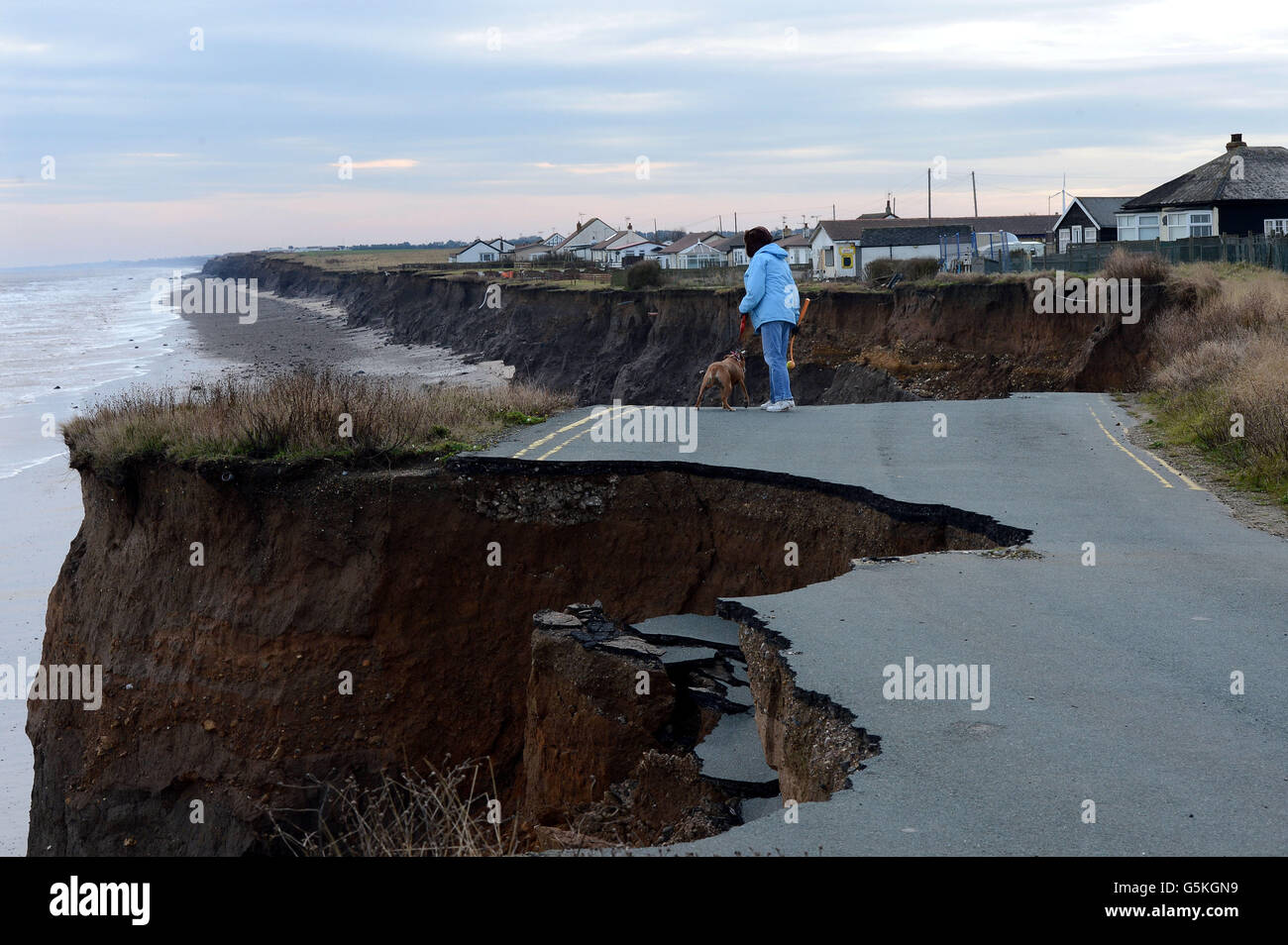 La carretera costera entre Skipsea y Ulrome se derrumba en el Mar del Norte. Foto de stock